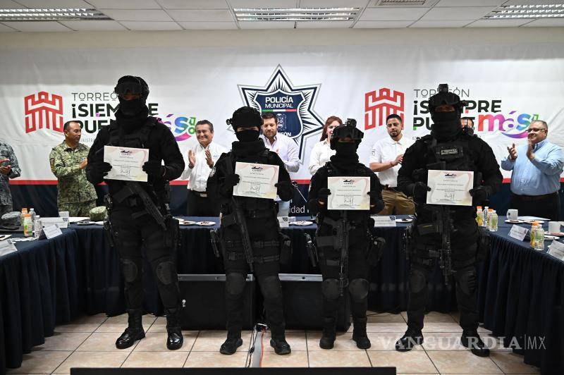 $!Elementos del Grupo de Reacción Torreón recibieron constancias tras concluir un curso sobre derechos humanos.