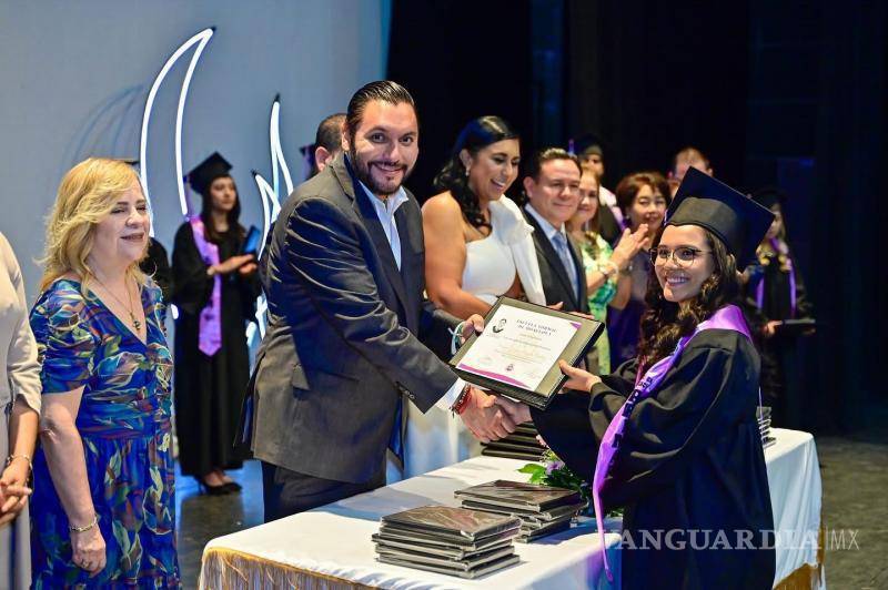 $!Los jóvenes recibieron sus títulos en el Teatro de la Ciudad Raúl Flores Canelo.