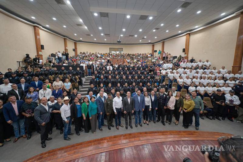 $!Los cadetes aplaudidos durante la ceremonia de graduación en la UAC.