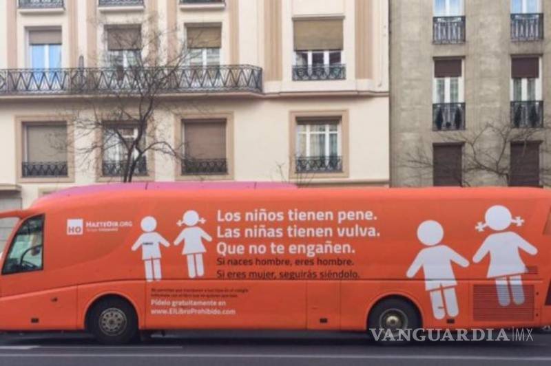 $!Polémico autobús con lemas contra la transexualidad infantil se pasea por Madrid