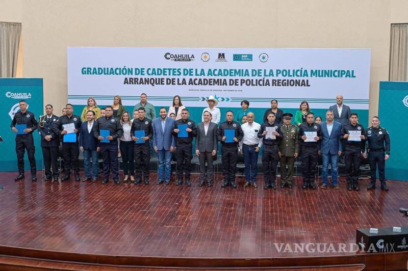 $!El gobernador encabeza ceremonia de graduación y arranque de la academia.