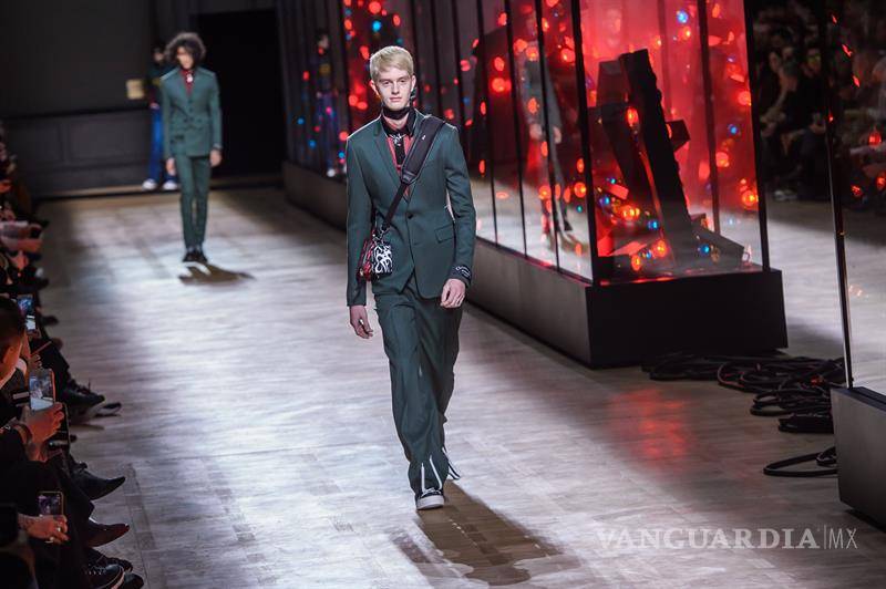 $!Balmain apuesta en París por una moda festiva y militar