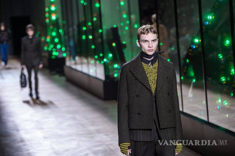 $!Balmain apuesta en París por una moda festiva y militar