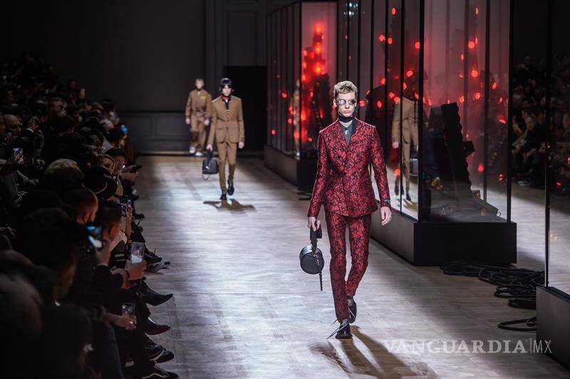 $!Balmain apuesta en París por una moda festiva y militar