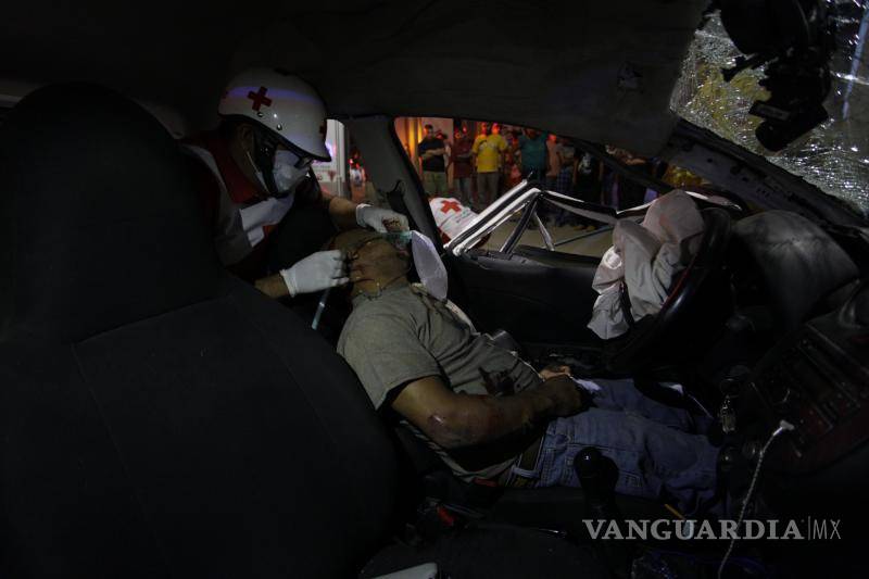 $!Paramédicos de la Cruz Roja utilizaron las “quijadas de la vida” para extraer al conductor, quien quedó prensado al interior del vehículo.