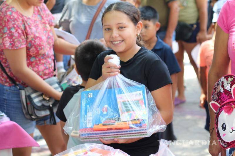 $!Niños y jóvenes de distintos niveles educativos recibieron útiles escolares gratuitos.