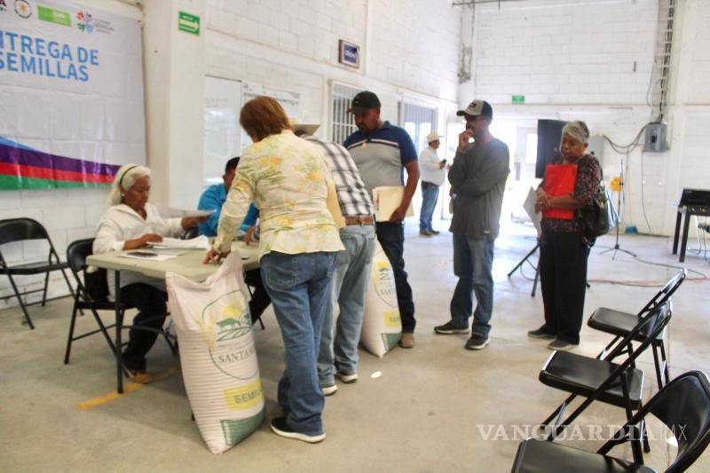 $!El alcalde Víctor Manuel Leija Vega destacó que las acciones buscan aumentar la productividad agrícola y mejorar el bienestar de las familias del sector rural.