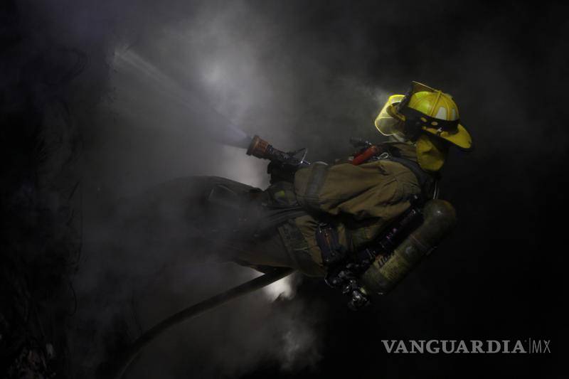 $!Kilos de basura y decenas de llantas fueron consumidas por el fuego.