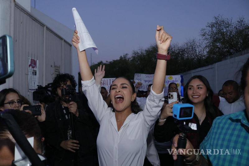 $!Ale Salzar estuvo acompañada de simpatizantes.