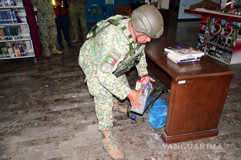 $!Como parte de la hipótesis, una unidad de apoyo del Ejército Mexicano localizó y desactivó el supuesto artefacto explosivo en el Centro de Información.
