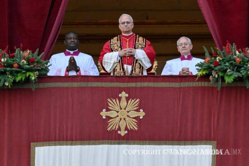 $!El Papa León XIV imparte su bendición Urbi et Orbi desde el balcón de la Basílica de San Pedro.