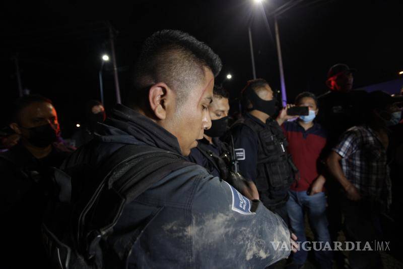 $!Taxistas golpearon al policía en repetidas ocasiones y lo dejaron malherido.