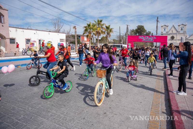 $!Decenas de familias participaron en la rodada y disfrutaron de una jornada de convivencia y activación física en las calles del municipio.
