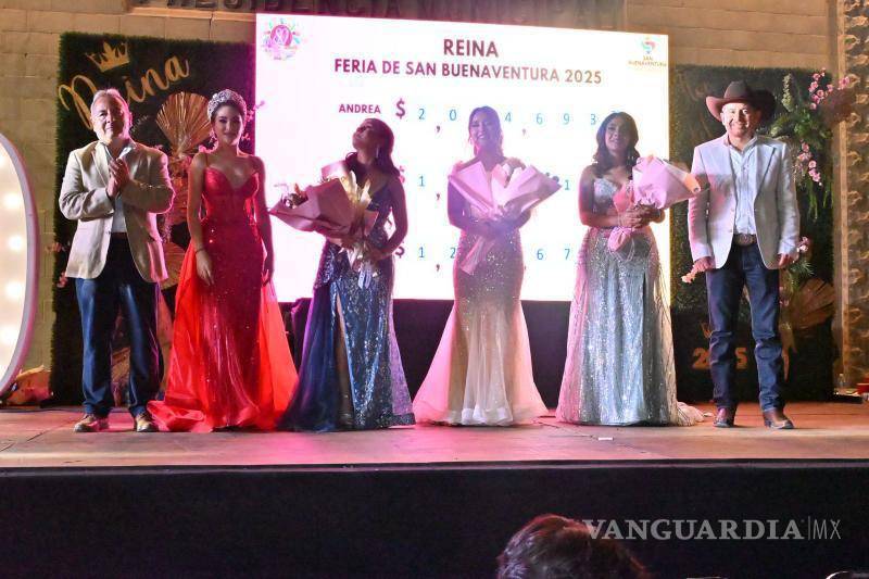 $!Las nuevas soberanas posan tras recibir los títulos oficiales.