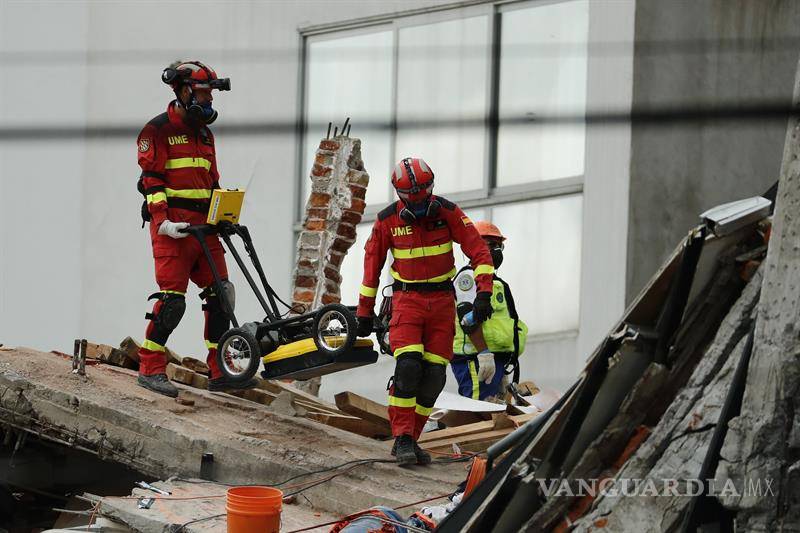 $!Rescatistas se enfocan en hallar cuerpos en ruinas de un edificio en México