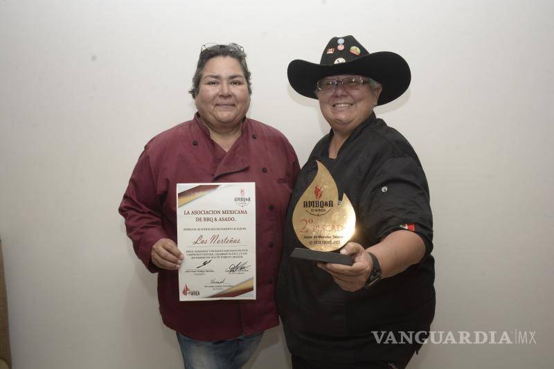 $!La Chef Amanda Covarrubias (der.) directora del equipo “Las Norteñas”, y Paty Arredondo, quienes obtuvieron el 2do Lugar en “Pescado a la parrilla”, de la Asociación Mexicana de BBQ &amp; Asados, evento realizado en Jalpa de Méndez, Tabasco.