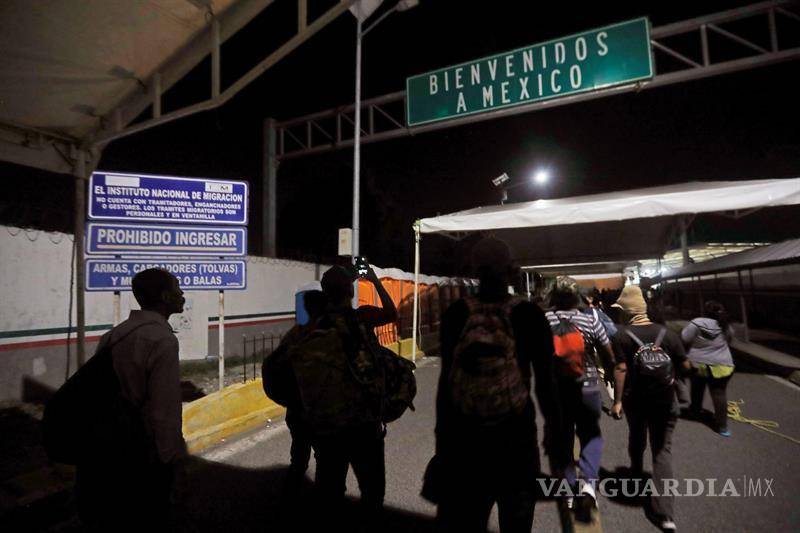 $!Irrumpen puente fronterizo de Chiapas mil 500 migrantes