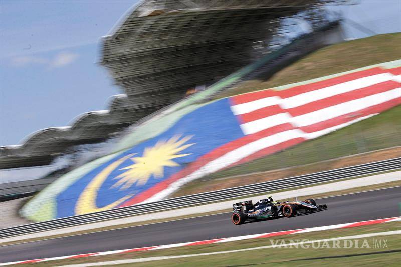 $!Hamilton el más rápido en las pruebas de Malasia; Checo Pérez en sexto