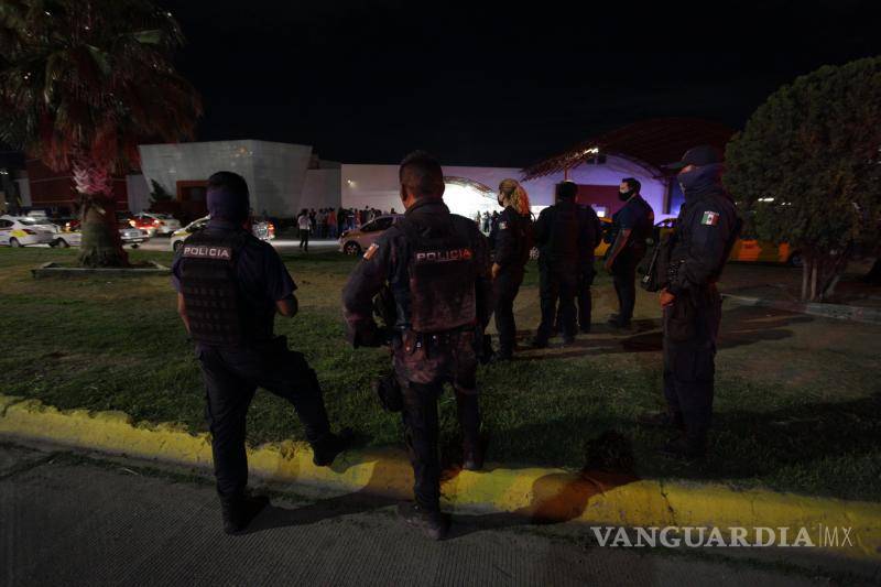 $!Elementos de la Policía Municipal intentaron persuadir a los manifestantes de retirarse del lugar.