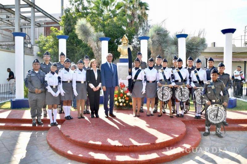 $!El edil de Monclova y miembros del cabildo colocaron una ofrenda floral en el busto del General Alonso de León durante la celebración del 335.º aniversario de la ciudad.