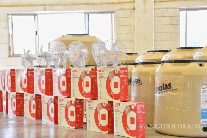 $!Representantes de Unidos entregaron abanicos, focos ahorradores y tinacos a las familias de Cuatro Ciénegas.