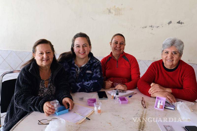 $!La mujeres de Arteaga participaron en el taller, donde aprendieron diversas técnicas de elaboración con ingredientes naturales.