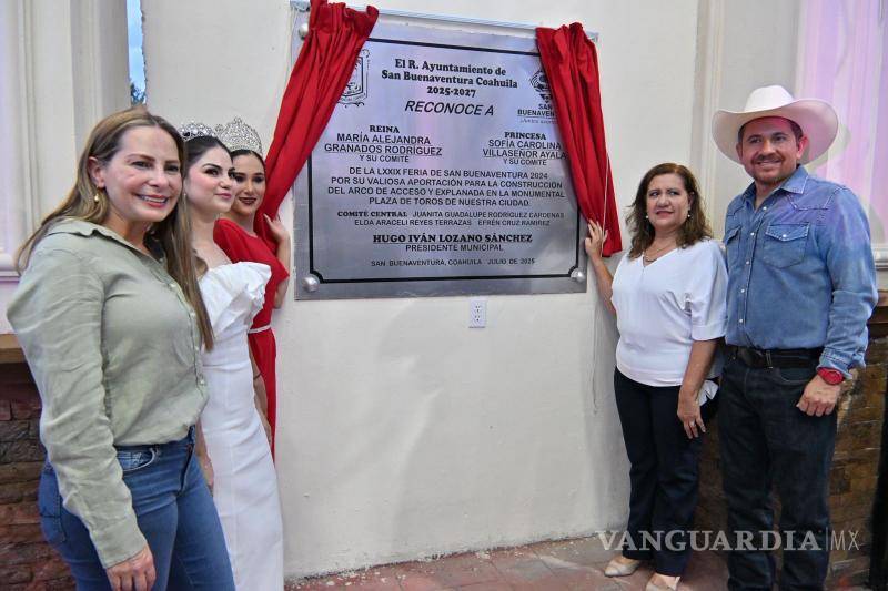 $!Autoridades posan junto a la placa que reconocerá la historia de esta festividad.