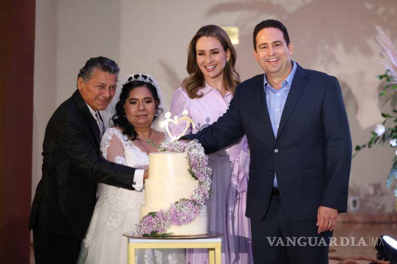 $!Javier Díaz destacó que el matrimonio representa el inicio de una nueva etapa para las parejas, además de un paso que contribuye a fortalecer el tejido social y la estabilidad familiar.