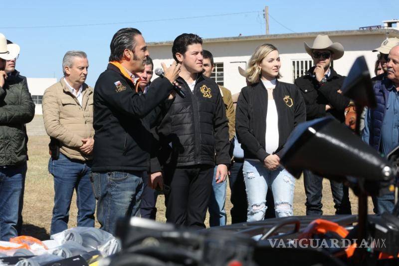 $!El mandatario del estado, Samuel García, estuvo acompañado por la titular de la Oficina Amar a Nuevo León, Mariana Rodríguez e integrantes de su gabinete.