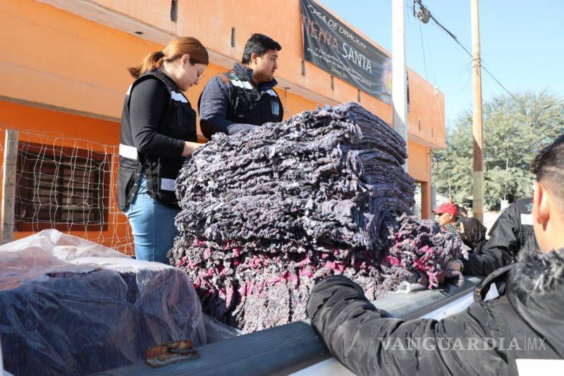 $!Elementos de la Policía Municipal acudieron a las instalaciones del Hospital General de Torreón, hasta donde llevaron alimentos y cobijas para familiares y pacientes.
