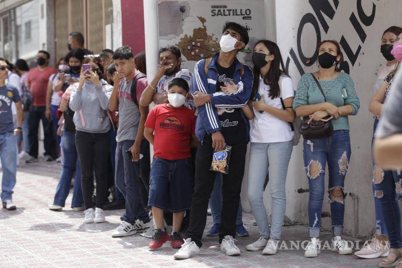 $!Entre el bullicio de la gente, varias veces se escuchó un “vieja loca” mientras la afectada amenazava con quitarse la vida.