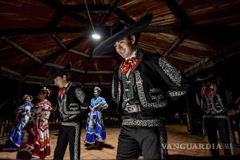 $!Los vecinos prepararon la comida, organizaron bailes folclóricos en el kiosco y decoraron las mesas con manteles coloridos, mostrando el compromiso de la comunidad por mantener vivas las tradiciones locales.