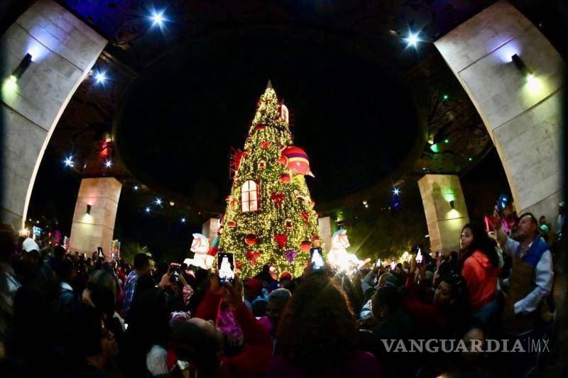 $!El ambiente festivo y familiar se apoderó de Monclova durante la celebración del encendido del Pino de Villa Magia Coahuila 2024, con música y luces para todos.