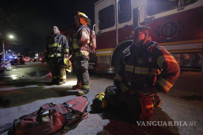 $!El fuego fue contenido antes de que se extendiera a casas vecinas y significara un peligro para los habitantes del sector.