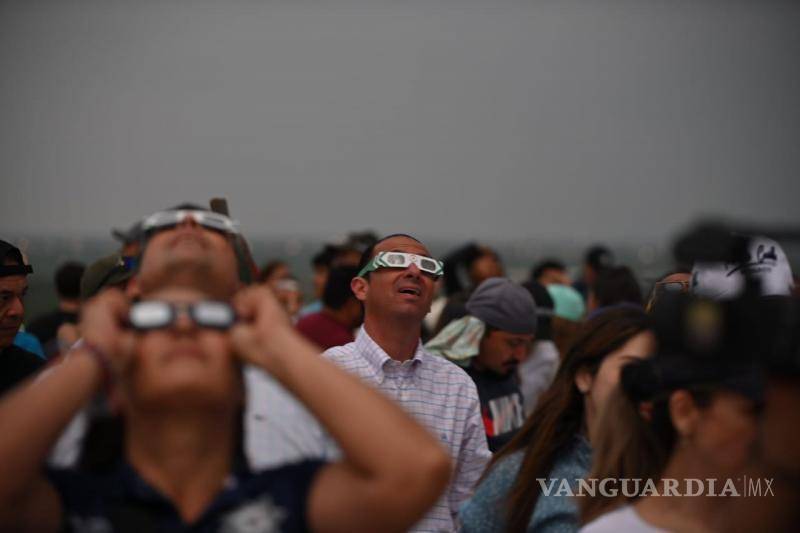 $!Desde el antiguo Cuartel Militar, el alcalde Emilio de Hoyos observando eclipse.