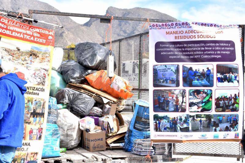 $!Los materiales reciclables, como PET y cartón, se convierten en productos de primera necesidad en el exitoso evento del “Mercado del Trueque”.