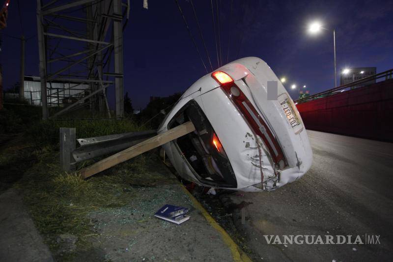 $!El conductor murió en el lugar cuando el coche le cayó encima.