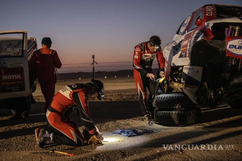 $!Fernando Alonso sufre un brutal accidente en la décima etapa del Dakar