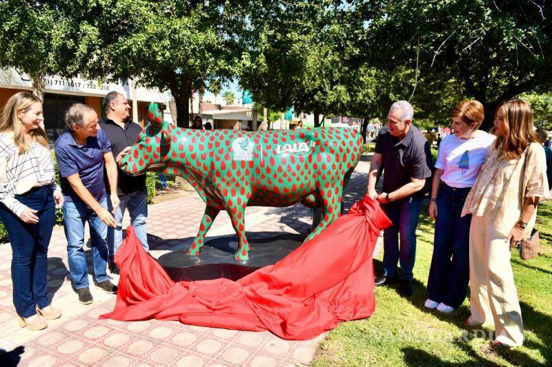 $!Román Alberto Cepeda y Eduardo Tricio recorren el Paseo Colón durante la inauguración del Cow Parade México 2024.