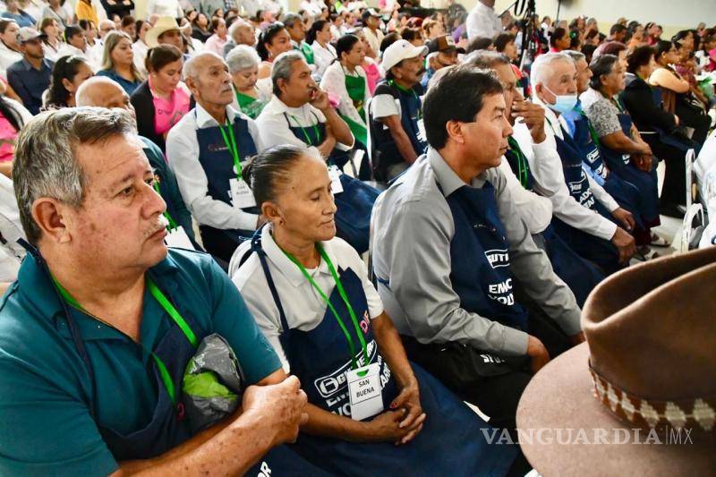 $!Hugo Lozano Sánchez, alcalde de San Buenaventura, destacó el impacto de los programas sociales del DIF Coahuila en su comunidad, resaltando la empatía y el servicio como motores de cambio.