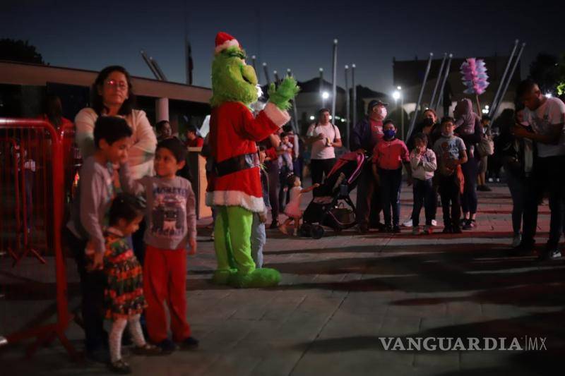 $!Niños y grandes convivieron y se tomaron la foto del recuerdo con personajes como ‘El Grinch’ y ‘Papá Noel’.