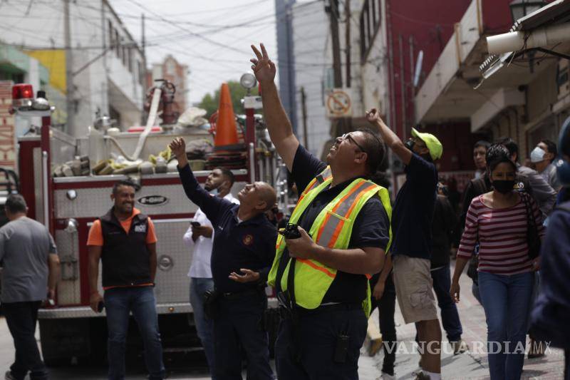 $!Las autoridades intentaron contactyar a la familia y dispersar a la muchedumbre.