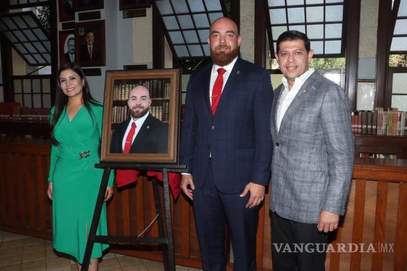 $!El rector de la UAdeC, Jesús Octavio Pimentel, acompañado de Nallely Mery, presidió el evento de develación de la fotografía.