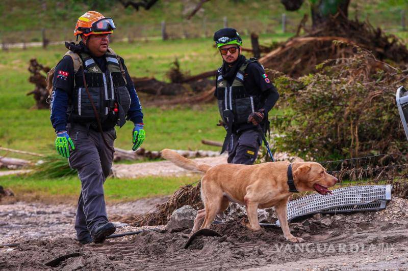 $!Los elementos buscan a las víctimas de las inundaciones registradas el pasado 4 de julio en el condado Kerr, de Texas.
