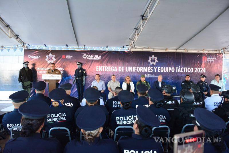 $!El Comisario Perales Esparza dijo que con esta entrega de uniformes para el personal operativo se está dignificando a la corporación.