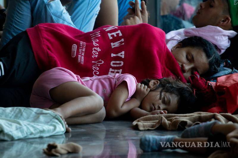 $!Madre e hija duermen en la Central de Autobuses de Saltillo luego de que fueron retenidas para continuar con su migración hacia Estados Unidos.