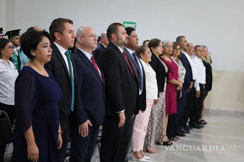 $!Autoridades educativas y familiares se unieron para celebrar la graduación de una nueva generación en la UTRCC.