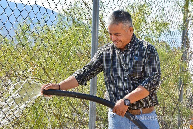 $!El Alcalde de Cuatro Ciénegas comprobando el funcionamiento.