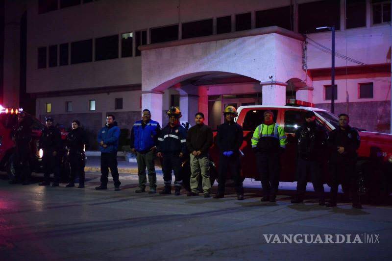 $!Tanto bomberos como policías colaboran para ayudar a personas en situación de calle.