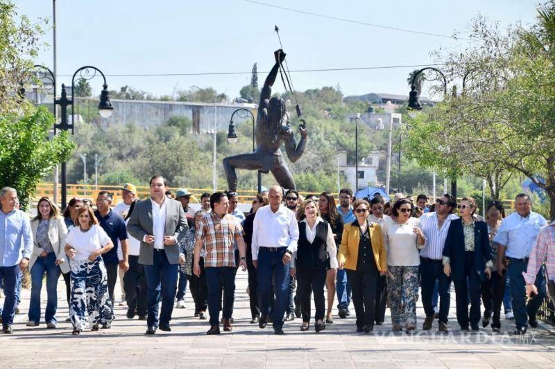 $!Mario Dávila recorrió un tramo de la calle Hidalgo y de la zona restaurada.